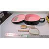 Image 1 : beauty mirror + brush, in hand bag