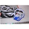 Image 2 : Hockey mini net goalie screen and collectible Toronto Maple Leafs mask