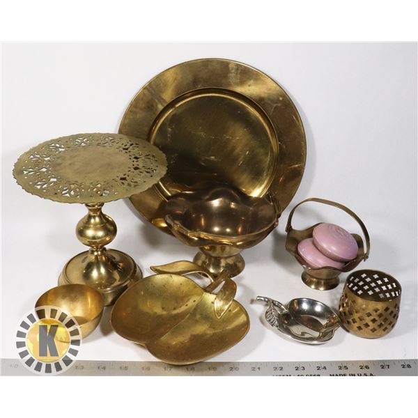 FLAT OF ASSORTED BRASS DECORATIVE ITEMS