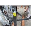 Image 2 : Orange Pallet Jack