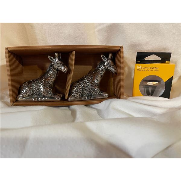 Giraffe Salt & Pepper Shaker Set and Magnetic Cell Phone Car Mount Combo