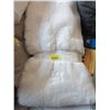 Image 1 : 4' x 6' White Fun Fur Area Carpet