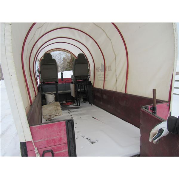 Covered wagon complete with hand brakes