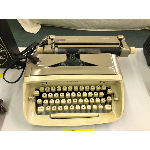 Royal Typewriter - Safari