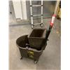 Image 1 : Rubbermaid commercial Mop Bucket