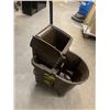 Image 2 : Rubbermaid commercial Mop Bucket