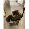 Image 1 : Rubbermaid commercial Mop Bucket