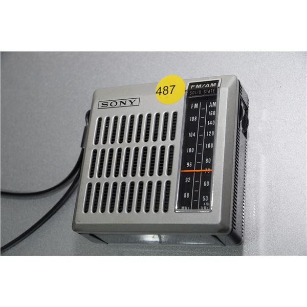 Working vintage Sony transistor radio