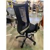 Image 2 : BLACK MESH BACK ROLLING OFFICE CHAIR (BROKEN ARMREST)
