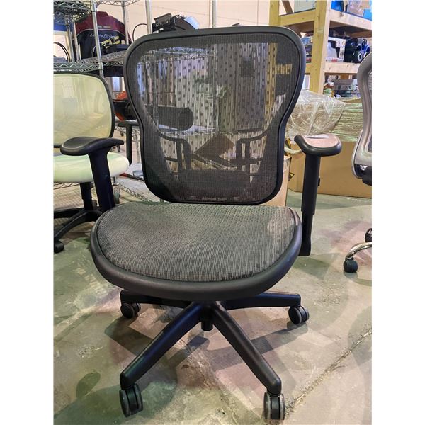 BLACK MESH BACK ROLLING OFFICE CHAIR