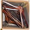 Image 1 : 30 WOODEN HANGERS