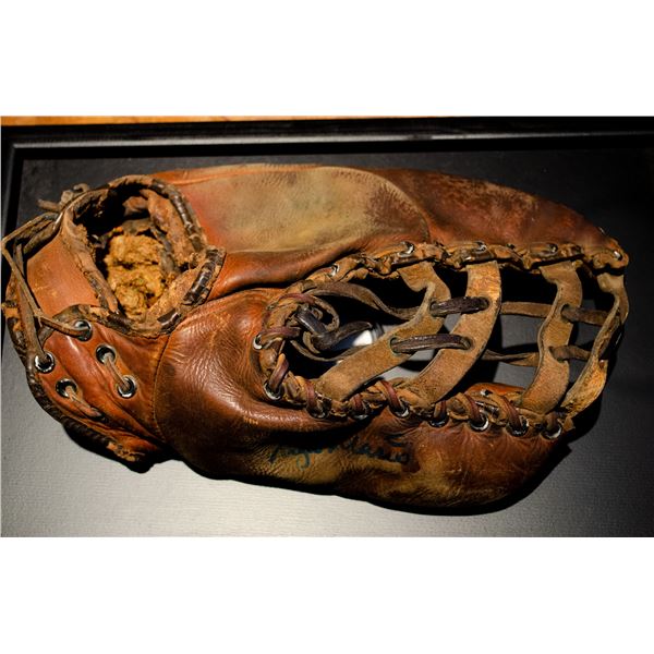 Roger Maris Autograph Glove