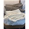 Image 1 : 3 pillows, 2 double mattress covers and miscellaneous double sheets