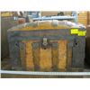 Image 1 : HUMP BACK TRUNK, BROKEN HINGES