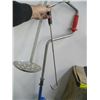Image 2 : ICE AUGER WITH LIFT & GAFF