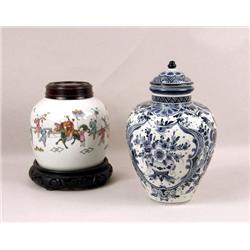 A CHINESE POLYCHROME-DECORATED PORCELAIN LIDDED TOBACCO JAR