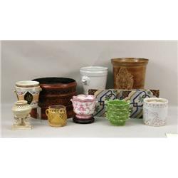A MISCELLANEOUS GROUP OF ASSORTED PORCELAIN ITEMS