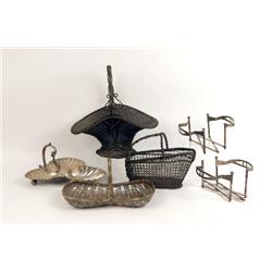 A GROUP OF MISCELLANEOUS TABLE ITEMS