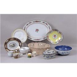 A GROUP OF MISCELLANEOUS PORCELAIN ITEMS
