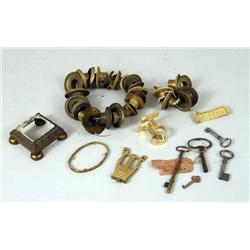 A MISCELLANEOUS LOT OF BRONZE, GILT METAL AND BRASS FITTINGS, REMNANTS AND PIECES