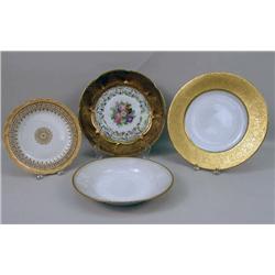 A GROUP OF ASSORTED GOLD AND WHITE PORCELAIN ITEMS
