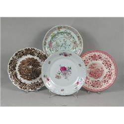 A GROUP OF POLYCHROME-DECORATED PORCELAIN PLATES