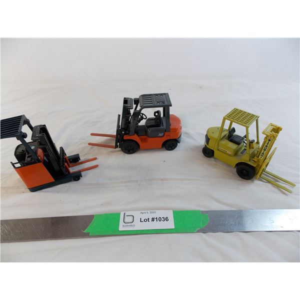 (2) Toyota + (1) Mitsubishi Forklift die-cast