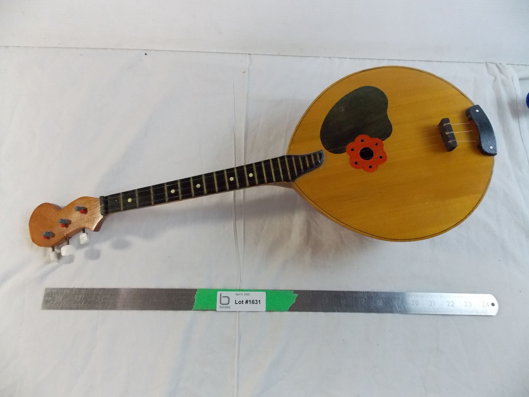 Small 3-string rounded guitar