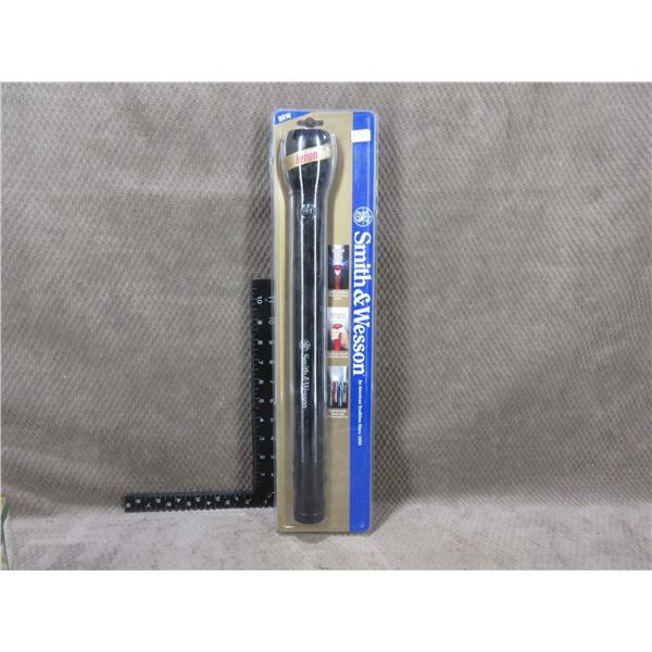 NEW - Smith & Wesson Flashlight - Xenon Bulb