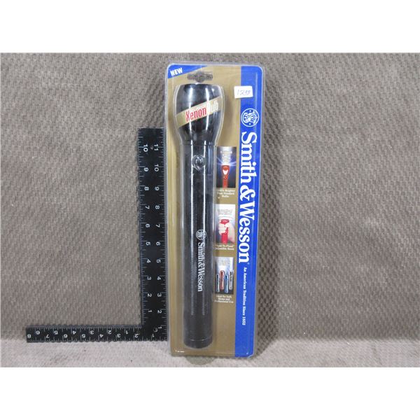 NEW - Smith & Wesson Flashlight - Xenon Bulb