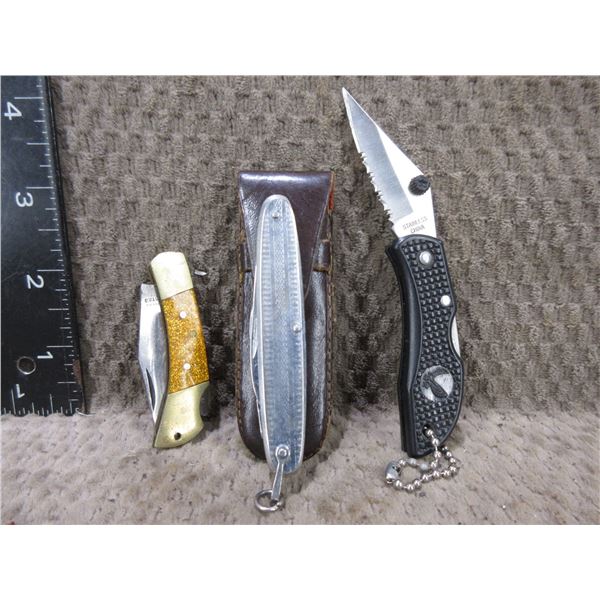 3 Miniature Pocket Knives - 1 With Sheath