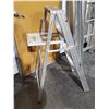 Image 2 : Aluminum Medium Height Step Stool Ladder