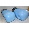 Image 1 : PAIR OF BOXING GLOVES LIGHT BLUE 10 OUNCES