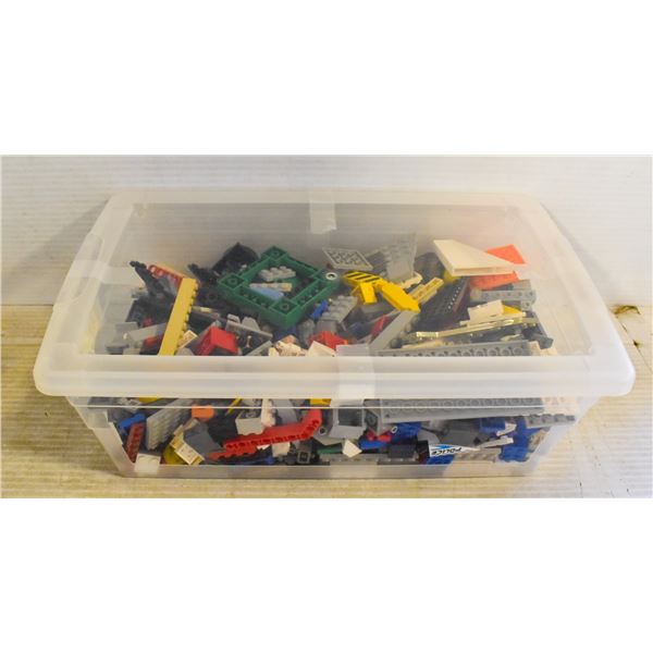 BIN WITH 1000+ OF MIXED LEGO PIECES