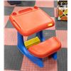 Image 1 : CHILD PLASTIC DESK