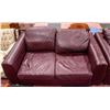 Image 2 : ESTATE BURGUNDY LEATHER LOVESEAT AND