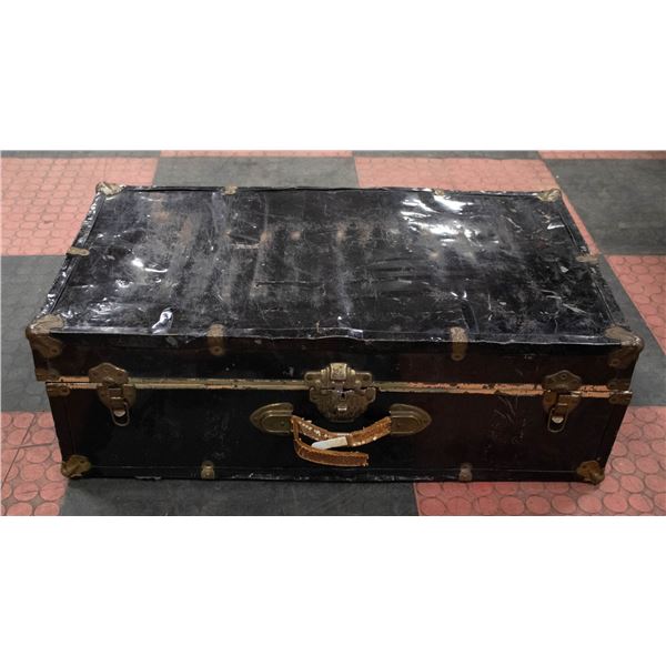 VINTAGE/ANTIQUE ESTATE TRUNK