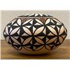 Image 2 : Acoma Seed Pot created by James Augustine