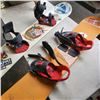 Image 2 : 2 SNOW BOARDS WITH BINDINGS AND 2 STAINLESS WARMING TRAYS
