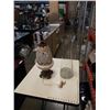 Image 1 : VINTAGE BRASS AND PORCELAIN HAND PAINTED TABLE LAMP WORKING