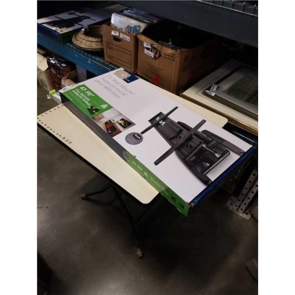 NEW INSIGNIA 47-90 INCH FULL MOTION TV WALL MOUNT, SUPPORTS UP TO 130LBS