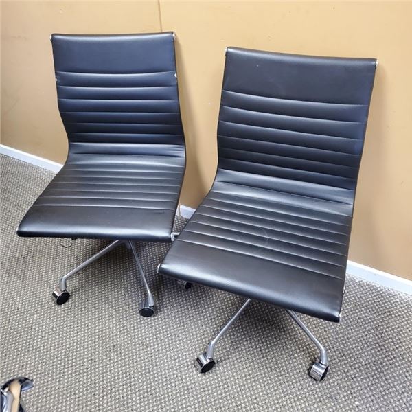 2 CHROME AND BLACK LEATHER LOOK ROLLING OFFICE CHAIRS