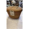 Image 4 : WOOD CHESS SET WITH PIECES AND WOVEN WICKER BASKET