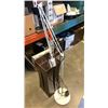 Image 2 : 4 DECORATIVE VASES AND ADJUSTABLE TABLE LAMP