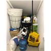Image 3 : Cleaning supplies