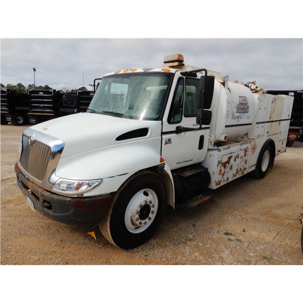 2004 INTERNATIONAL 4300 Fuel / Lube Truck