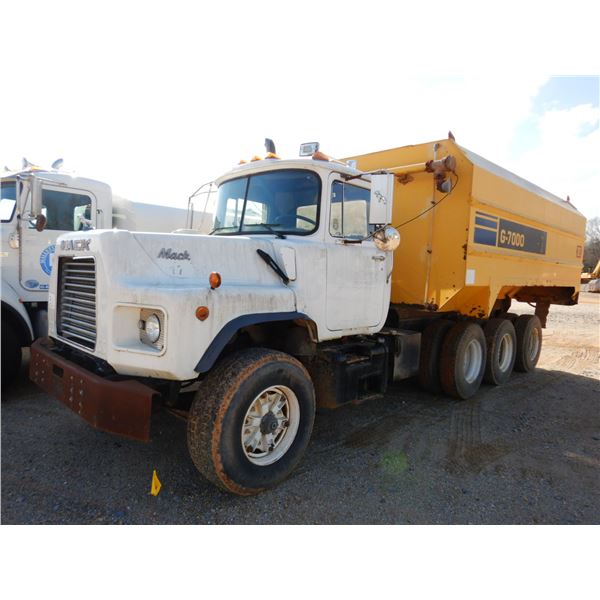 1991 MACK DM690S Water Truck