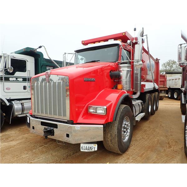 2014 KENWORTH T800 Dump Truck