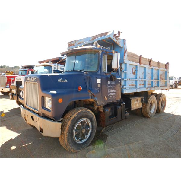 1976 MACK DM685 Dump Truck