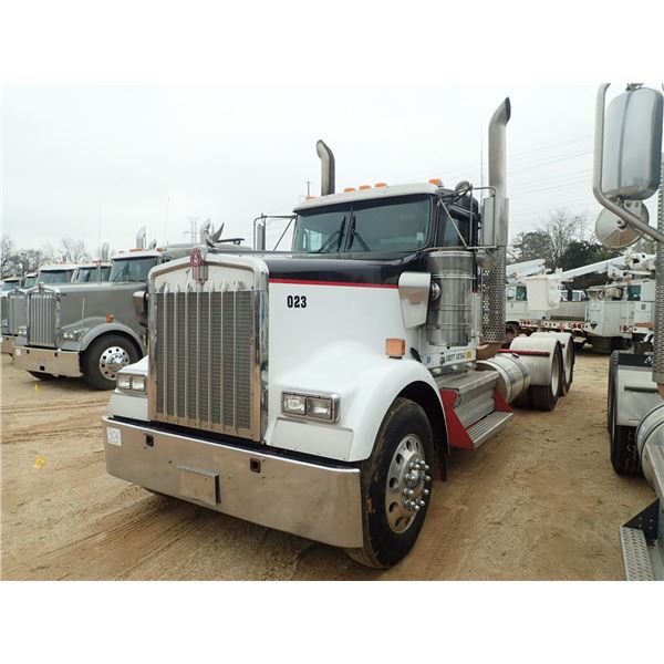 2011 KENWORTH W900 Day Cab Truck